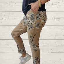 Cargar imagen en el visor de la galería, Pantalón Jogger Italiano floreado, fondo camel
