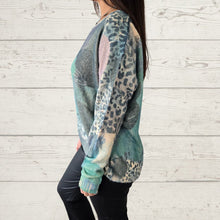 Cargar imagen en el visor de la galería, Sweater Estampado Flor y Print, color Turquesa
